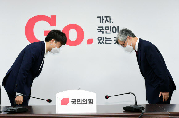 15일 여의도 국민의힘 당사를 찾은 최재형 전 감사원장(오른쪽)이 이준석 당대표에게 인사를 건네고 있다. 연합뉴스