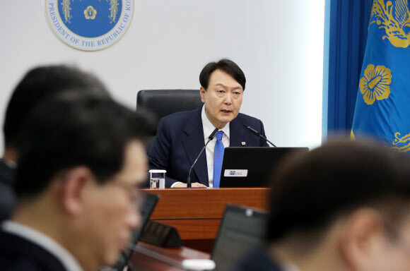 윤석열 대통령이 18일 서울 용산 대통령실에서 주재한 국무회의에서 머리발언하고 있다. 연합뉴스