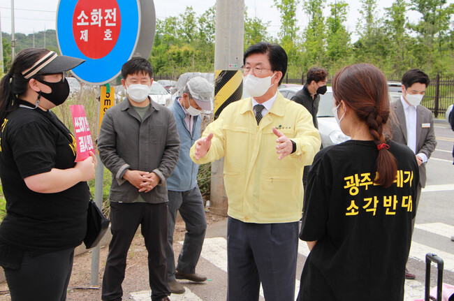 강인규 나주시장이 26일 나주혁신도시의고형폐기물열병합발전소를 찾아가 가동 강행에 항의하고 있다. 나주시청 제공