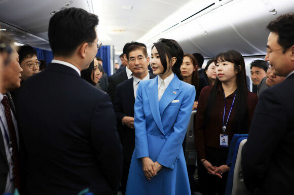 윤석열 대통령의 부인 김건희 여사가 29일(현지시각) 미국 순방 일정을 마친 뒤 보스턴 로건 국제공항 출국 전 동행한 기자단과 인사하고 있다. 연합뉴스