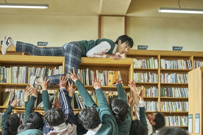 넷플릭스 오리지널 시리즈 &lt;지금 우리 학교는&gt;이 공개 하루 만에 넷플릭스 전세계 1위를 차지하며 글로벌 흥행 조짐을 보이고 있다. 넷플릭스 제공