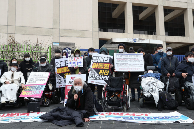 박경석 전국장애인철폐연대 상임공동대표가 18일 오전 서울 성동구 서울교통공사 본사 앞에서 열린 `사회적 약자와의 여론전 맞서기' 언론공작 서울교통공사 규탄 기자회견에서 발언하고 있다. 박 대표는 며칠 전 지하철 승강장 틈에 휠체어가 걸려 넘어졌는데 연기라는 조롱을 받았다고 말했다. 백소아 기자 thanks@hani.co.kr