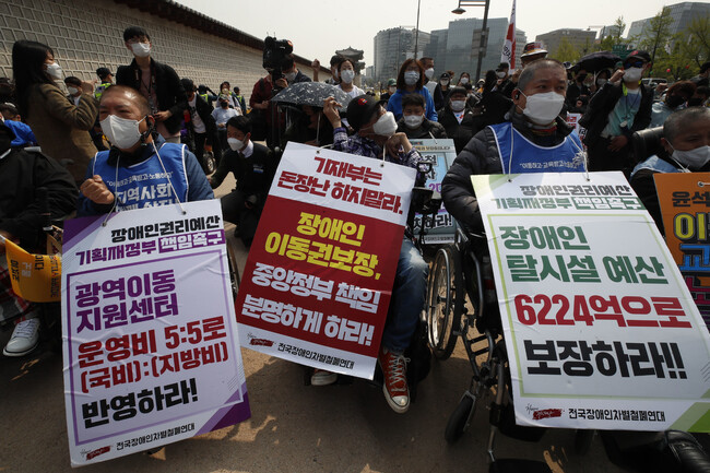 지난 4월21일 전국장애인차별철폐연대 회원들이 서울 종로구 통의동 대통령직인수위원회 인근에서 장애인권리예산 보장을 촉구하는 집회를 하고 있다. 김혜윤 기자 unique@hani.co.kr