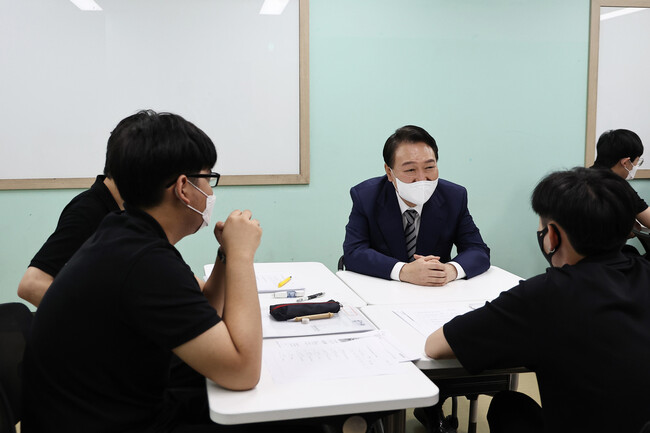 윤석열 대통령이 30일 오전 서울 구로구 가족통합지원센터를 방문해 학생들의 질문에 답하고 있다. 대통령실사진기자단