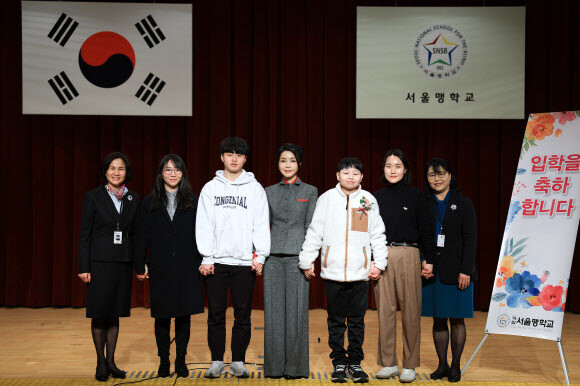 김건희 여사가 2일 서울 종로구 서울맹학교 입학식에 참석해 교사와 학생들과 기념촬영을 하고 있다. 연합뉴스