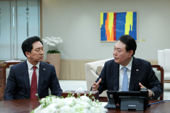 윤석열 대통령이 20일 용산 대통령실에서 김기현 국민의힘 대표 등 당 지도부와 면담하고 있다. 연합뉴스