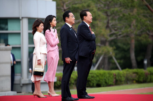 윤석열 대통령과 김건희 여사가 1박2일 일정으로 한국을 찾은 기시다 후미오 일본 총리 부부와 7일 서울 용산 대통령실에서 열린 공식 환영식에 참석했다. 연합뉴스