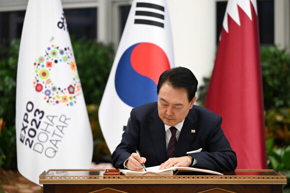 카타르를 국빈 방문한 윤석열 대통령이 24일(현지시각) 도하의 알 비다 공원에서 열린 도하 국제원예박람회의 한국관 방문에 앞서 방명록을 작성하고 있다. 연합뉴스