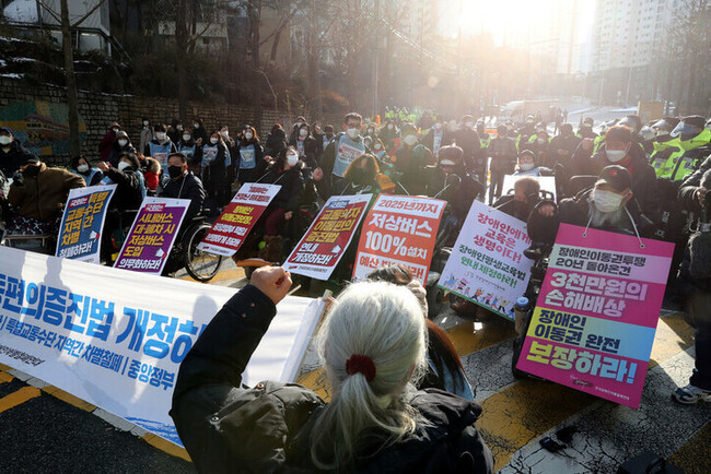 전국장애인차별철폐연대 회원들이 지난해 12월20일 서울 마포구 공덕동 홍남기 경제부총리 겸 기획재정부 장관 집 앞에서 ‘기획재정부 장애인 이동권 반대 규탄 결의대회’ 시위를 하고 있다. 윤운식 선임기자 yws@hani.co.kr