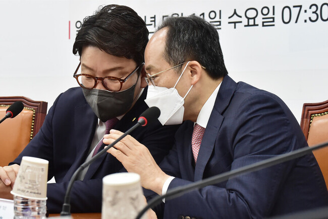 권성동 국민의힘 원내대표(왼쪽)와 추경호 부총리 겸 기획재정부 장관이 11일 국회에서 열린 소상공인 손실 보전 등을 위한 추가경정예산안 관련 당정 협의에서 대화하고 있다. 공동취재사진