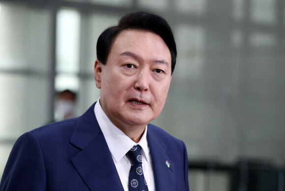 윤석열 대통령이 20일 서울 용산 대통령실 청사로 출근하며 기자들의 질문에 답하고 있다. 공동취재사진