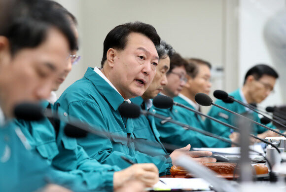 윤석열 대통령이 18일 용산 대통령실에서 국무회의를 열고 발언하고 있다. 연합뉴스