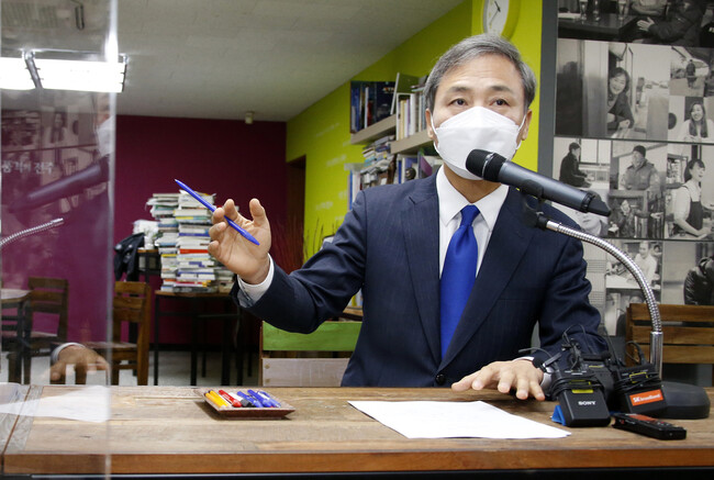 김승수 전주시장이 11일 오전 시장실에서 기자간담회를 열어 아파트 불법 거래에 대한 강경한 대응 방침을 밝혔다. 전주시 제공