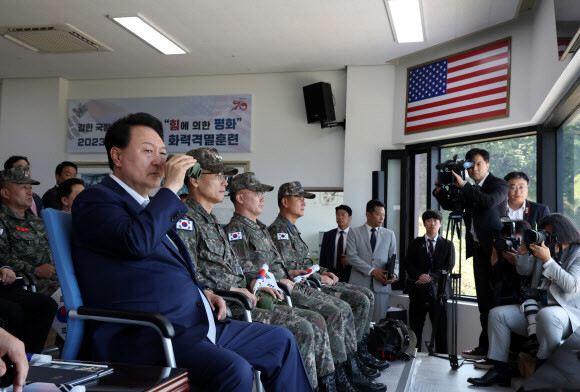 윤석열 대통령이 15일 경기도 포천시 승진훈련장에서 실시된 ‘2023 연합·합동 화력격멸훈련’에서 훈련 현장을 주시하고 있다. 연합뉴스