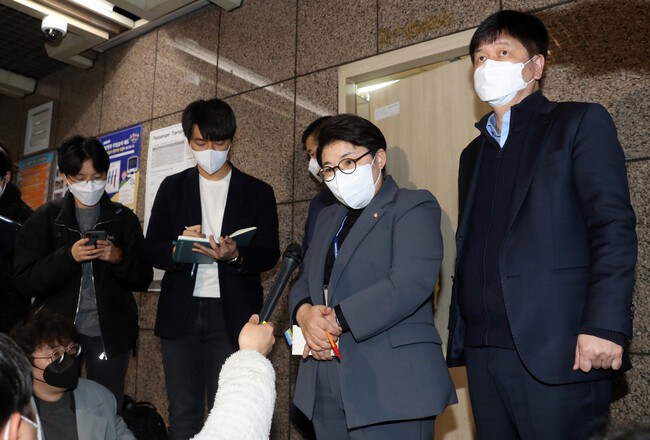 인수위 사회문화복지분과 임이자 간사와 김도식 인수위원이 29 오전 경복궁역에서 장애인차별철폐연대 회원들과 면담을 마친뒤 회의실앞에서 브리핑을 하고 있다. 김명진 기자