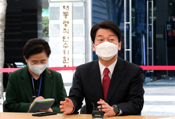 안철수 대통령직인수위원장이 25일 서울 통의동 인수위 사무실 앞에 마련된 천막기자실에서 간담회를 하고 있다. 공동취재사진