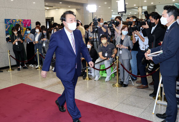 윤석열 대통령이 16일 오전 서울 용산 대통령실 청사로 출근하고 있다. 연합뉴스