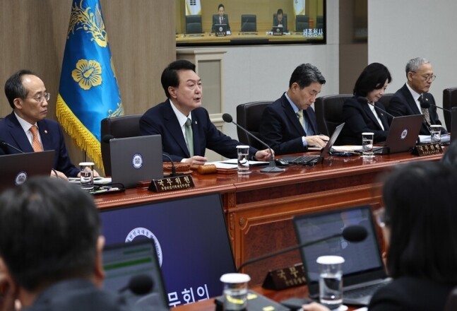 윤석열 대통령이 30일 오전 서울 용산 대통령실에서 열린 제45회 국무회의에서 발언하고 있다. 대통령실사진기자단