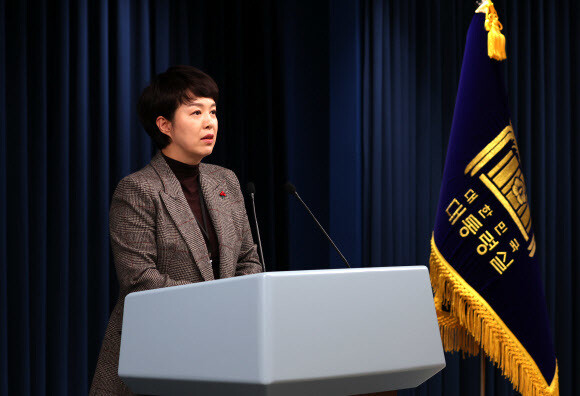 김은혜 대통령실 홍보수석이 9일 용산 대통령실 브리핑룸에서 민주노총 공공운수노조 화물연대본부(화물연대)의 총파업 철회 결정 관련 브리핑을 하고 있다. 연합뉴스