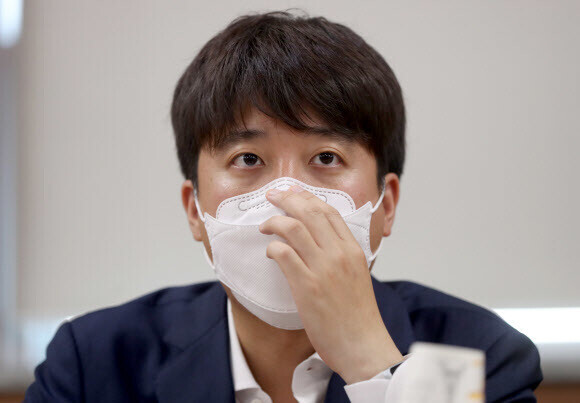 이준석 국민의힘 대표가 3일 경남 창원시 마산합포구 동성동 마산어시장 상인회에서 열린 상인 간담회에 참석해 참석자들의 발언을 듣고 있다. 연합뉴스