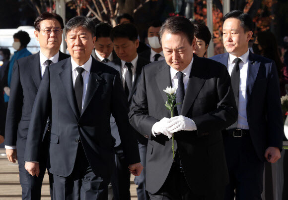 윤석열 대통령이 2일 오전 서울광장에 마련된 이태원 사고 사망자 합동분향소를 방문해 헌화를 위해 이동하고 있다. 연합뉴스