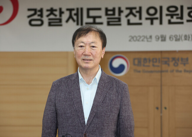 박인환 경찰제도발전위원회 위원장이 지난해 9월6일 정부서울청사에서 국무총리 소속 경찰제도발전위원회 1차 회의를 마치고 회의 결과 발표를 하고 있다. 연합뉴스