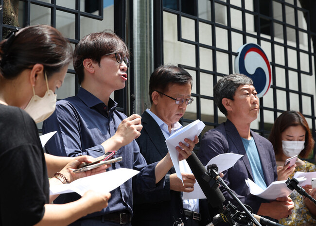 3일 오후 서울 종로구 외교부 앞에서 임재성 변호사(왼쪽부터), 장완익 변호사, 김영환 민족문제연구소 대외협력실장이 강제동원 관련 민관협의회 피해자 지원단 및 대리인단 입장을 말하고 있다. 연합뉴스