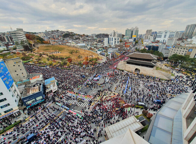 지난해 11월13일 서울 동대문 흥인지문 교차로에서 열린 전국노동자대회에서 전국민주노동조합총연맹(민주노총) 조합원들이 노조법 전면 개정 등 노동환경 개선을 요구하고 있다. 연합뉴스