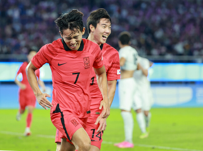 아시안게임 축구대표팀의 정우영이 4일 열린 2022 항저우아시안게임 남자축구 4강전 우즈베키스탄과 경기에서 득점한 뒤 기뻐하고 있다. 항저우/연합뉴스