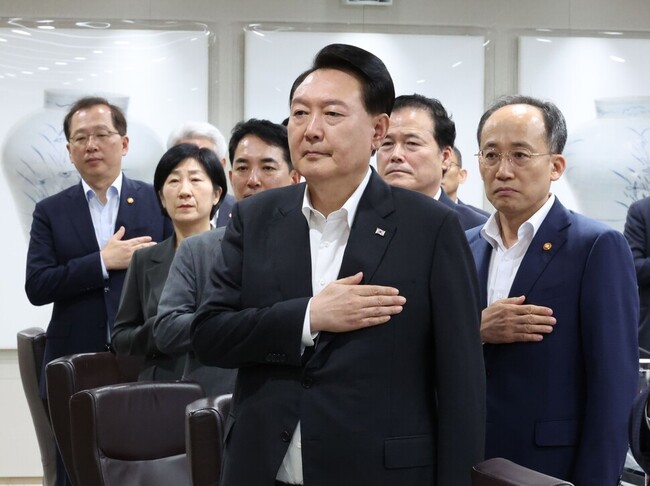 윤석열(가운데) 대통령과 추경호(오른쪽에서 첫째) 부총리 겸 기획재정부 장관이 지난달 29일 서울 용산 대통령실 청사에서 열린 국무회의에서 국기에 경례하고 있다. 연합뉴스