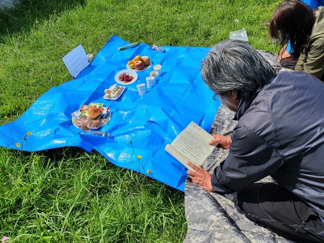 제주4·3 비극의 현장인 애월읍 빌레못굴 조사에 앞서 이규배 제주4·3연구소 이사장이 7일 축문을 읽고 있다.