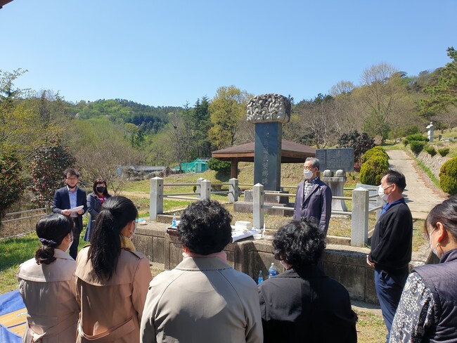 5일 한식을 맞아 광주·전남 실향민 20여명이 광주광역시 북구 장등동 ‘망향의 동산’에 모여 망향제를 올리고 있다.김용희 기자 kimyh@hani.co.kr