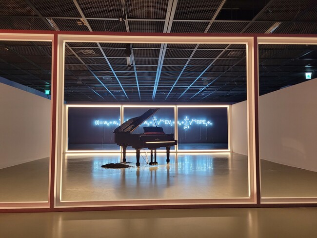광주시립미술관 2전시실 한가운데 배치된 디지털 피아노 설치작품 &lt;눈 속의 공장(우편배달부의 시간)&gt;.