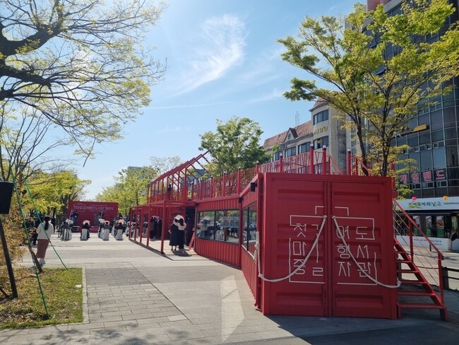 지난달 전주역 앞에 여행자를 위해 문을 연 ‘첫마중길 여행자도서관’. 전주시 제공