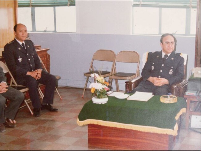 1979년 안병하 전남경찰국장(오른쪽)이 전남경찰국 집무실에서 이준규 목포경찰서장과 함께 있는 모습. 안병하 국장은 5·18 때 신군부의 발포 명령을 거부했고 이준규 서장도 무기를 숨기는 등 시위에 소극적으로 대처했다는 이유로 신군부에게 고초를 당했다. 안병하평전 갈무리