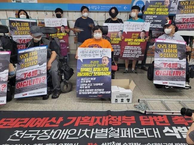 지난 7월14일 서울 지하철 삼각지역 승강장에서 70번째 삭발자로 나선 조효영(52) 김해장애인자립생활센터 소장. 전국장애인차별철폐연대 제공