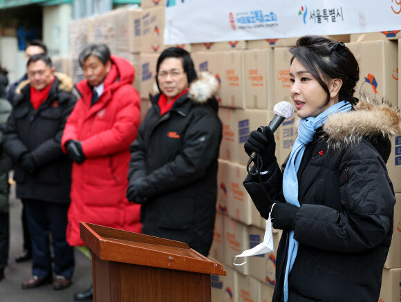 김건희 여사가 22일 서울 중구 남대문 쪽방촌에서 열린 ‘이웃과 함께하는 2022 찾아가는 성탄절 희망박스 나눔행사'에서 인사말을 하고 있다. 연합뉴스