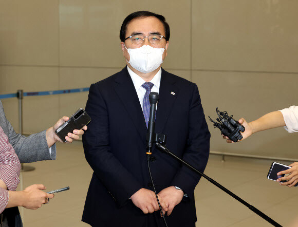 김성한 국가안보실장이 미국 하와이에서 열린 한-미-일 안보수장 회의를 마치고 2일 인천국제공항에 귀국한 뒤 취재진 질문에 답하고 있다. 연합뉴스