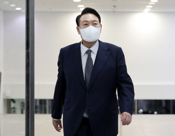 윤석열 대통령이 17일 서울 용산 대통령실 청사로 출근하고 있다. 공동취재사진