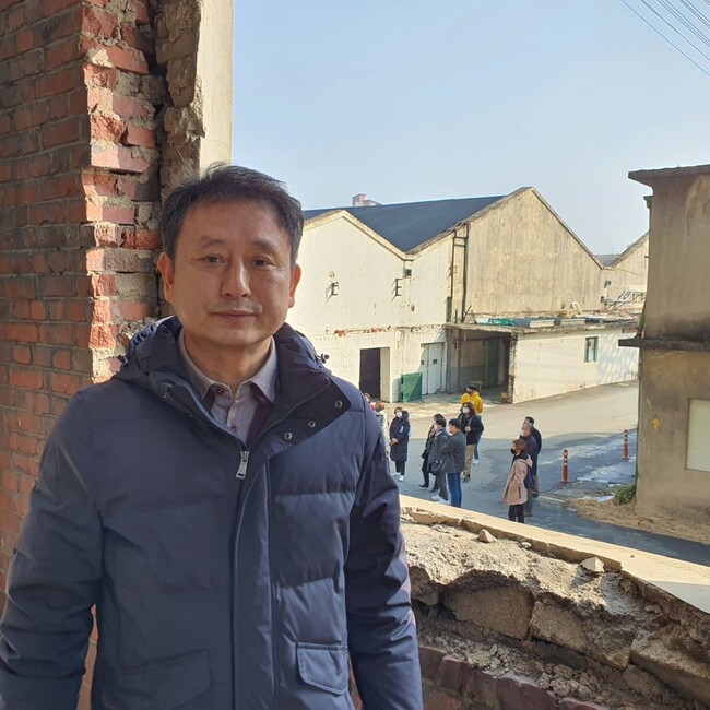 이국언 근로정신대할머니와 함께 하는 시민모임 상임대표가 지난달 20일 광주시 북구 임동 전방과 일신방직 공장 터를 둘러보고 있다. 정대하 기자