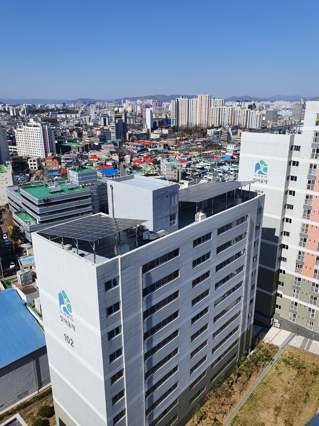 시민 펀딩으로 설립된 광주의 빛고을시민햇빛발전사회적협동조합이 광주 아파트 옥상 4개동에 설치한 햇빛발전소 전경. 빛고을시민햇빛발전사회적협동조합 제공