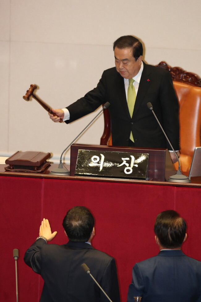 문희상 국회의장이 10일 밤 국회 본회의에서 자유한국당 의원들의 항의 속에 내년도 예산안 가결을 선포하고 있다. 강창광 선임기자