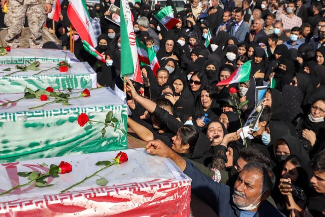 이란 사람들이 18일 쿠제스탄 주의 도시 이제에서 모터바이크를 탄 괴한이 쏜 총에 맞아 숨진 이들의 장례를 치르고 있다. 숨진 이들은 모두 일곱으로, 아홉살, 열세살 어린이 두 명과 여자 한 명이 포함돼 있다. AFP 연합뉴스