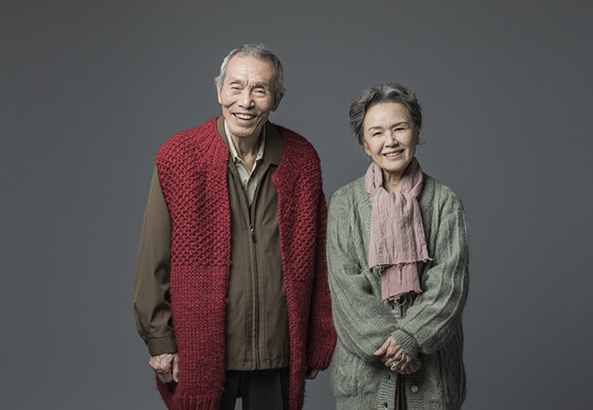 2018년 공연한 연극 &lt;3월의 눈&gt;에서 부부 사이로 나온 오영수와 정영숙. 국립극단 제공