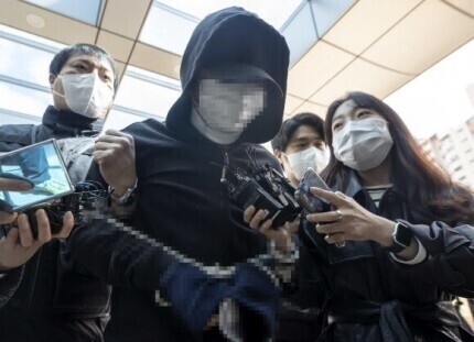 서울 노원구 아파트에서 세 모녀를 살인한 혐의를 받는 김태현씨가 지난해 4월4일 오후 도봉구 서울북부지법에서 열리는 구속 전 피의자 심문(영장실질심사)에 출석하고 있다. 연합뉴스
