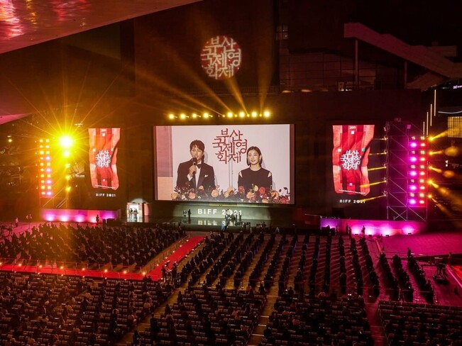 지난 6일 저녁, 부산시 해운대구 ‘영화의전당’ 야외무대에서 제26회 부산국제영화제 개막식이 열리고 있다. 부산국제영화제 제공