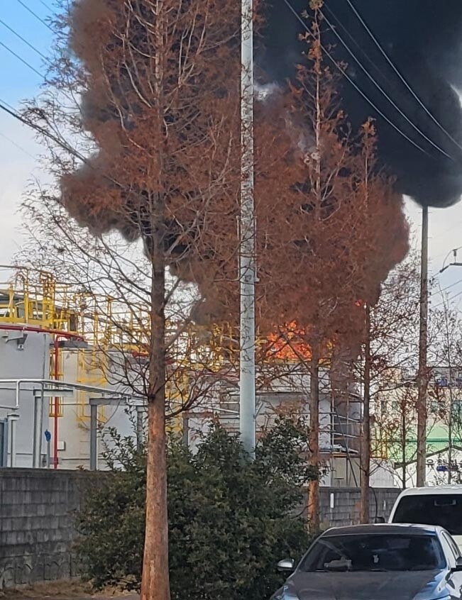 15일 오전 전남 여수국가산업단지 내 화학제품 생산업체에서 불이 난 모습.연합뉴스