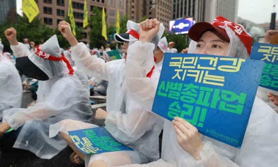 보건의료노조 산별총파업 첫날인 13일 오후 서울 종로구 동화면세점 일대에서 ‘2023 보건의료노조 산별총파업대회’이 열리고 있다. 김혜윤 기자 unique@hani.co.kr