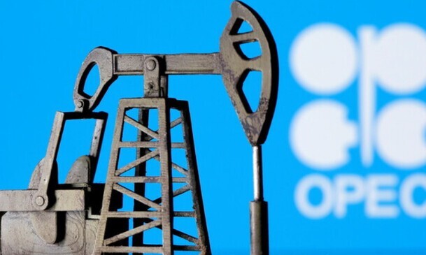 석유수출국기구(OPEC) 로고 앞에 보이는 석유 시추 시설 모형. 로이터 연합뉴스