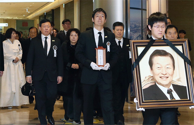 지난 1월 신격호 롯데그룹 명예회장 영결식에서 신동빈 회장의 장남 유열씨(가운데)가 위패를 들고 있다. 롯데그룹 제공